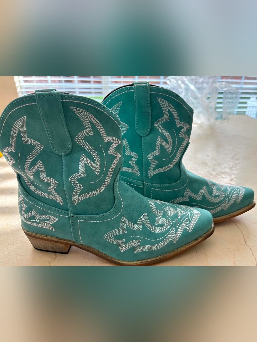 Turquoise Embroidered Western Cowboy Boots - W8.5